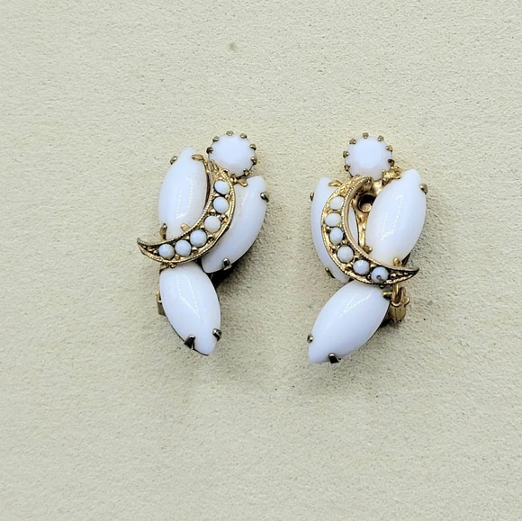 Vintage Milk Glass Clip On Earrings - Picture 1 of 3